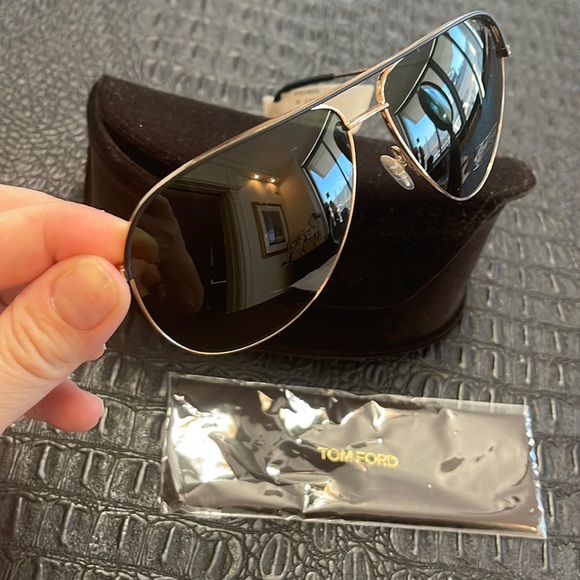 Tom Ford Aviator Sunglasses Black Lense & Black-Rose Gold Frame FT0466/S 05N 61